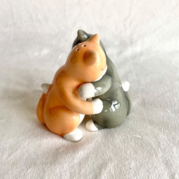 Attractives Magnetic Hugging Cats Salt and Pepper Shakers - Picture 8 of 12